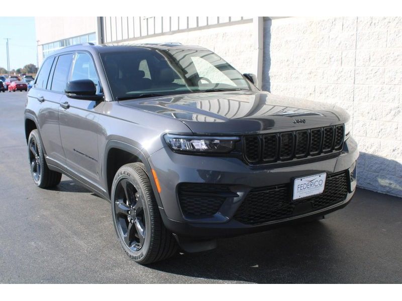 2025 Jeep Grand Cherokee Altitude photo 2