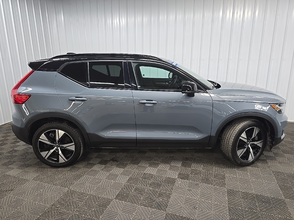 2022 Volvo XC40 Recharge P8 Plus AWD photo 2