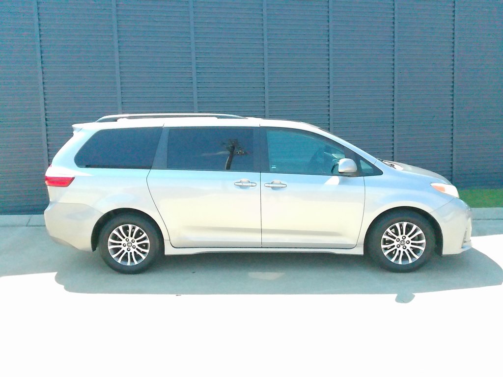 2018 Toyota Sienna XLE photo 2