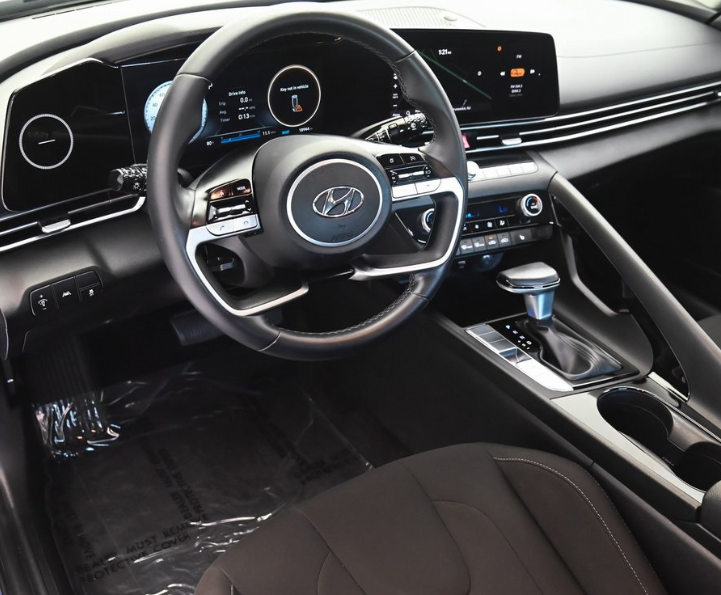 2023 Hyundai Elantra SEL photo 6