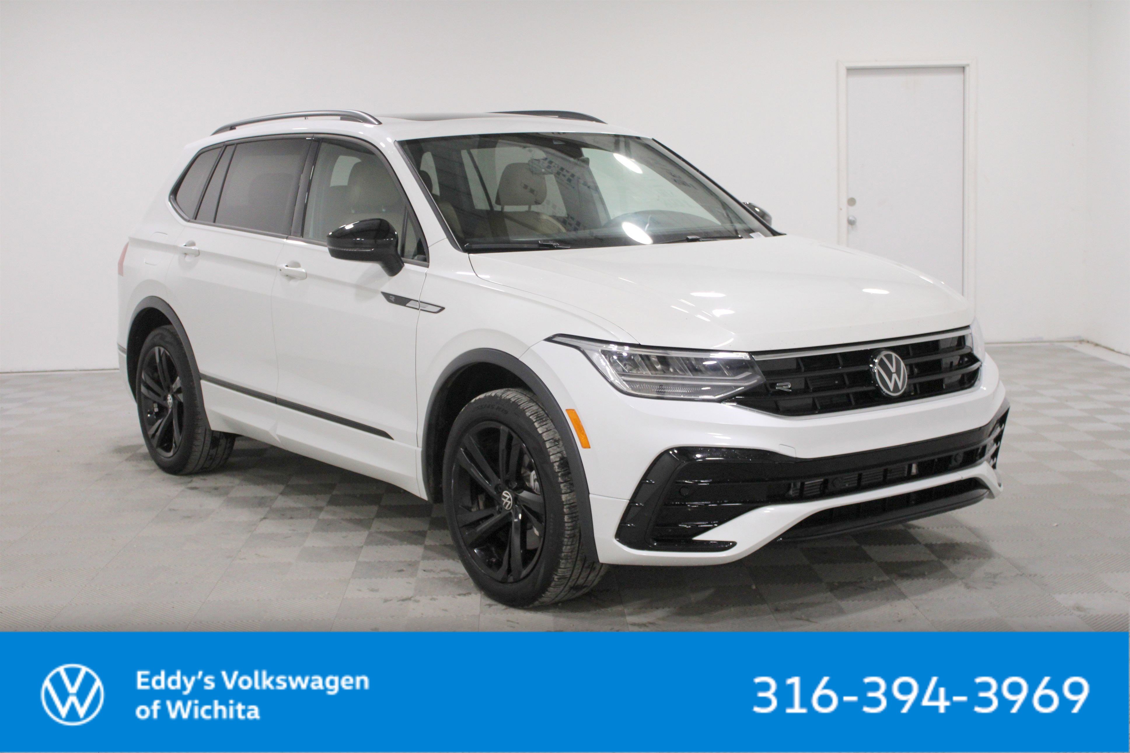 2024 Volkswagen Tiguan SE R-LINE BLACK's photo