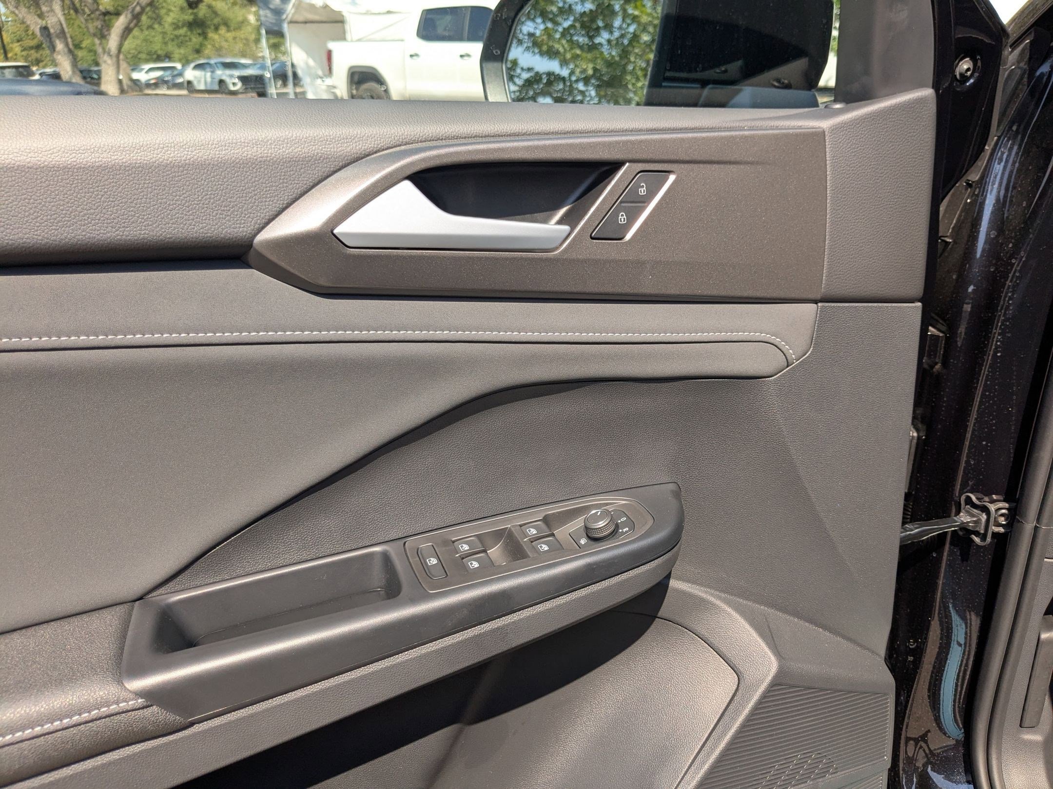 2025 Volkswagen Taos SE photo 3