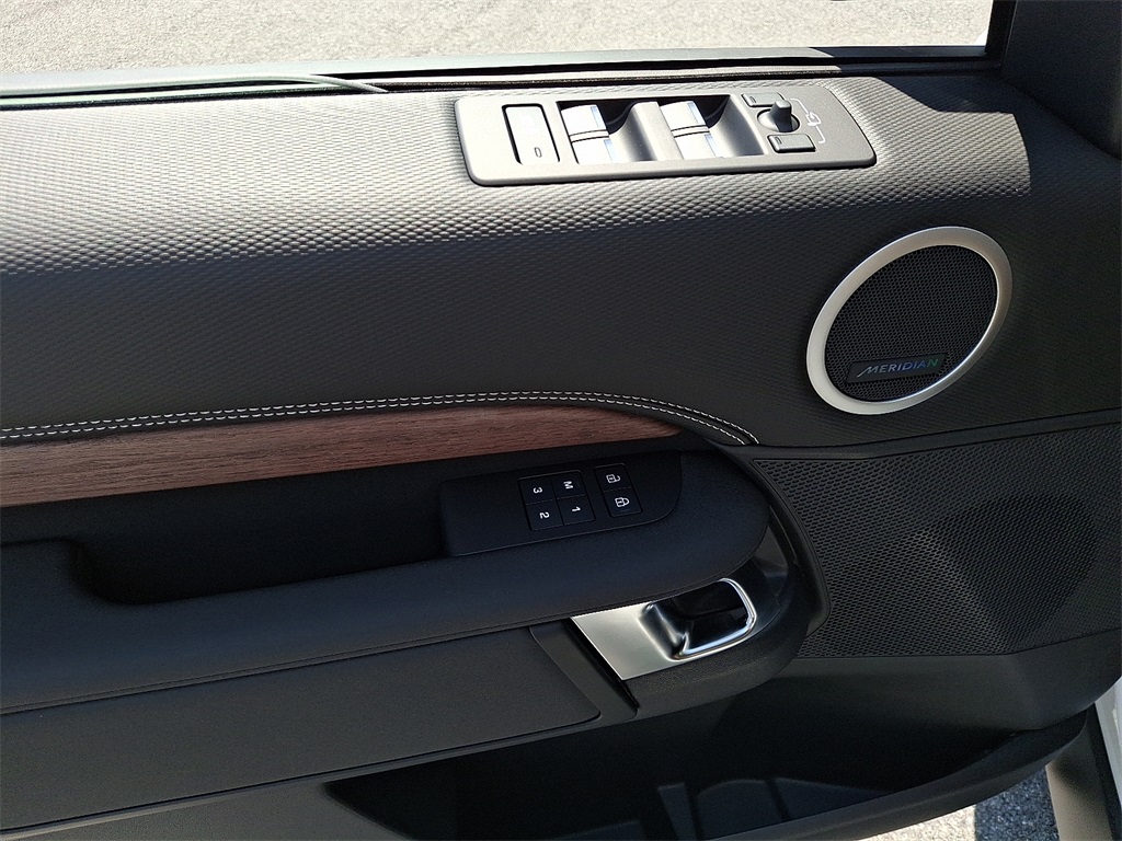 2025 Land Rover Discovery SE photo 8