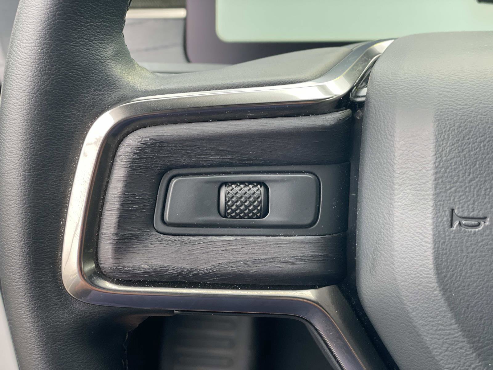 2025 Rivian R1S Adventure photo 8