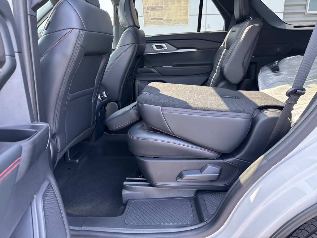 2025 Ford Explorer ST-Line photo 18