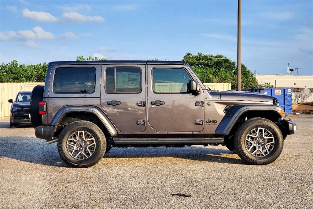 2025 Jeep Wrangler Sahara photo 4