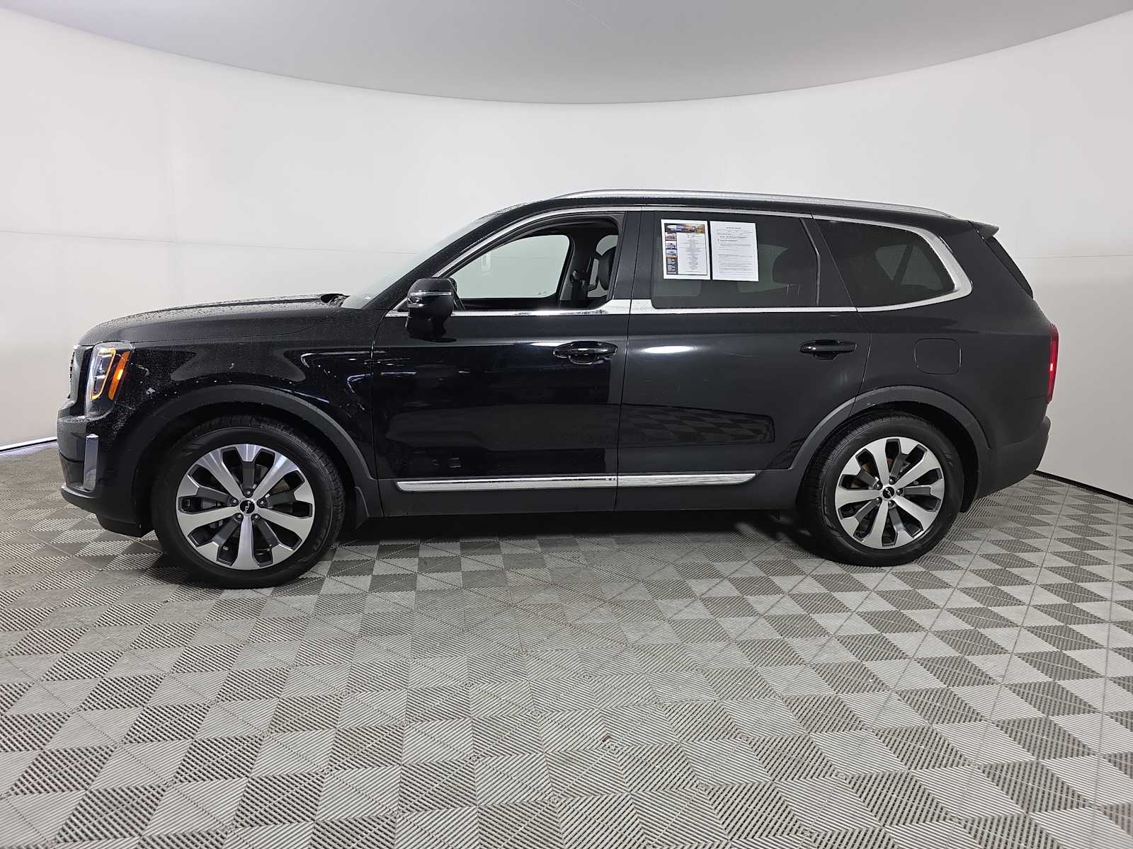 2022 Kia Telluride EX photo 2