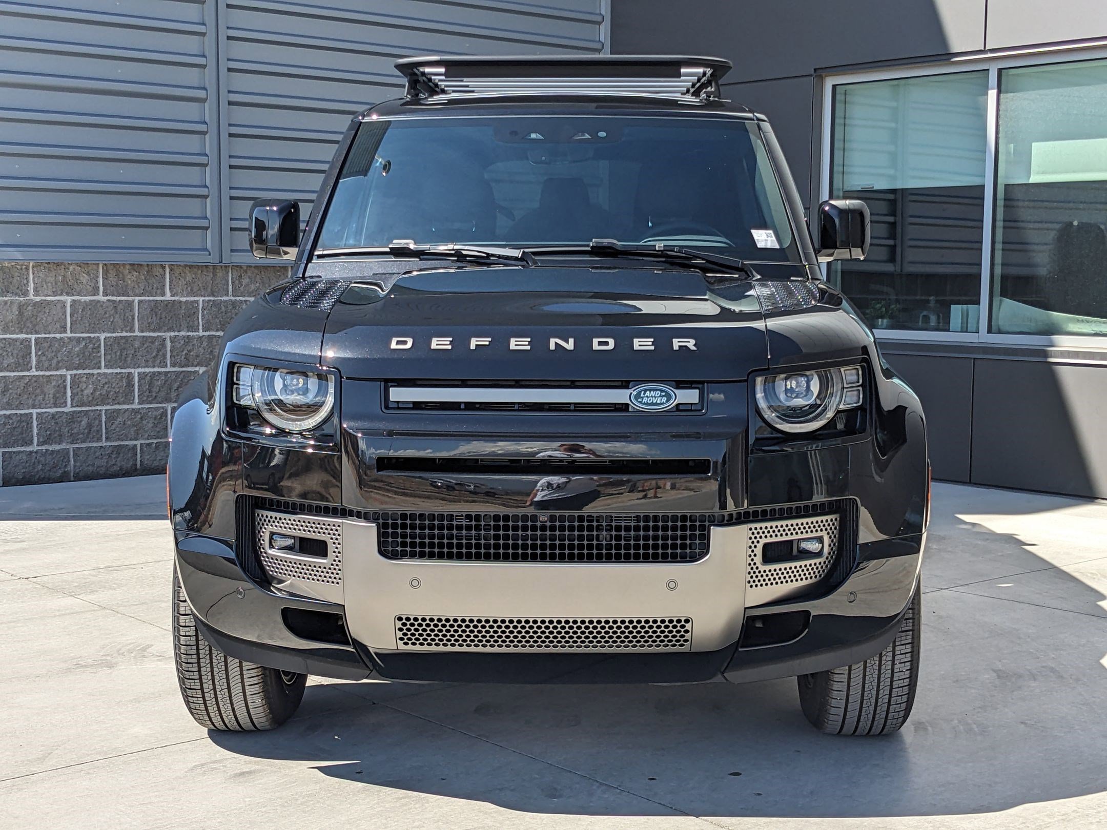 2025 Land Rover Defender 130 X-Dynamic SE photo 2
