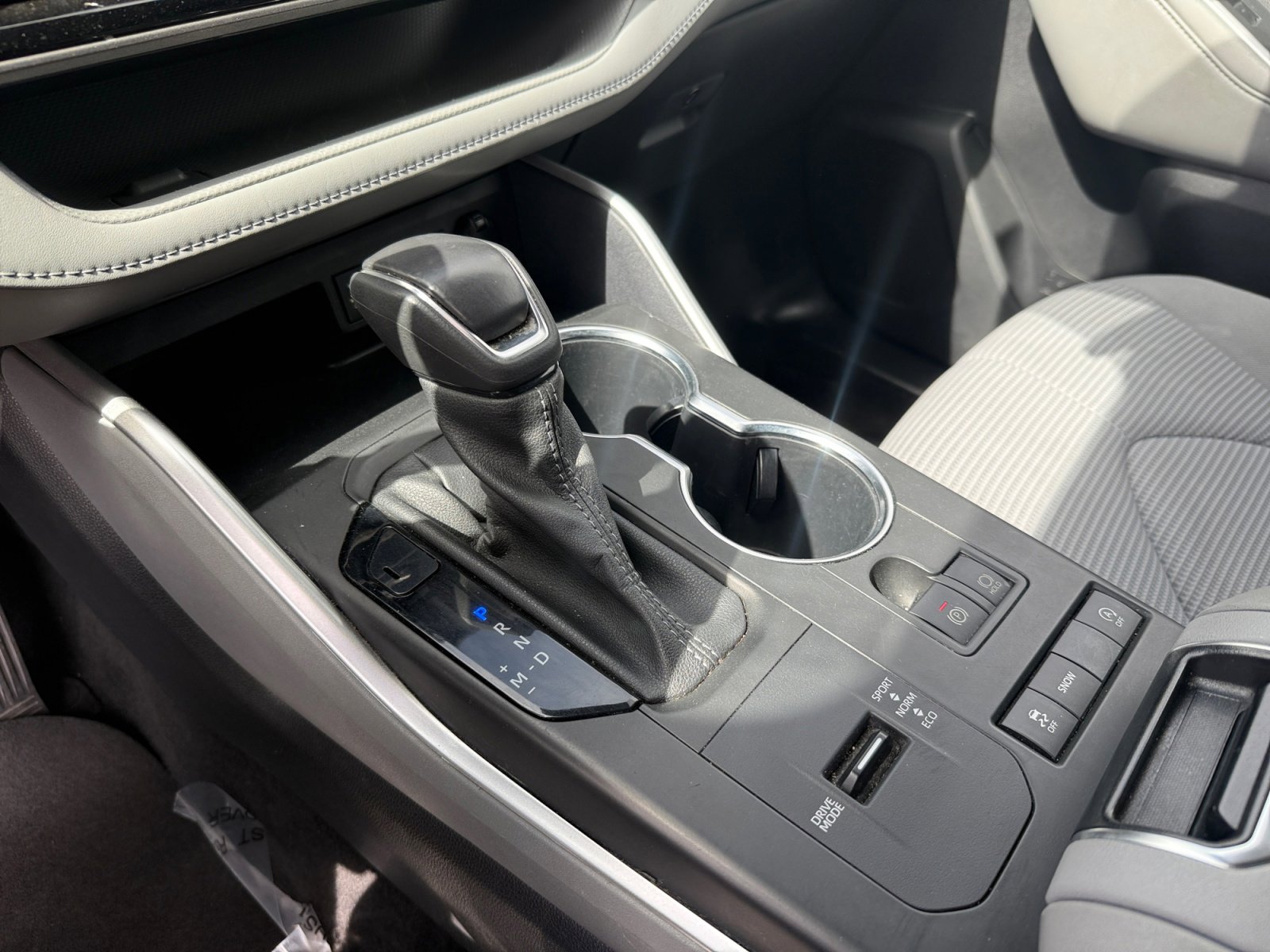 2022 Toyota Highlander LE photo 12