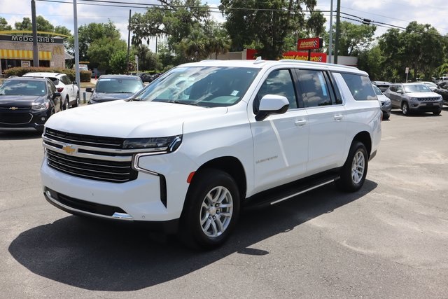 2023 Chevrolet Suburban LT photo 3