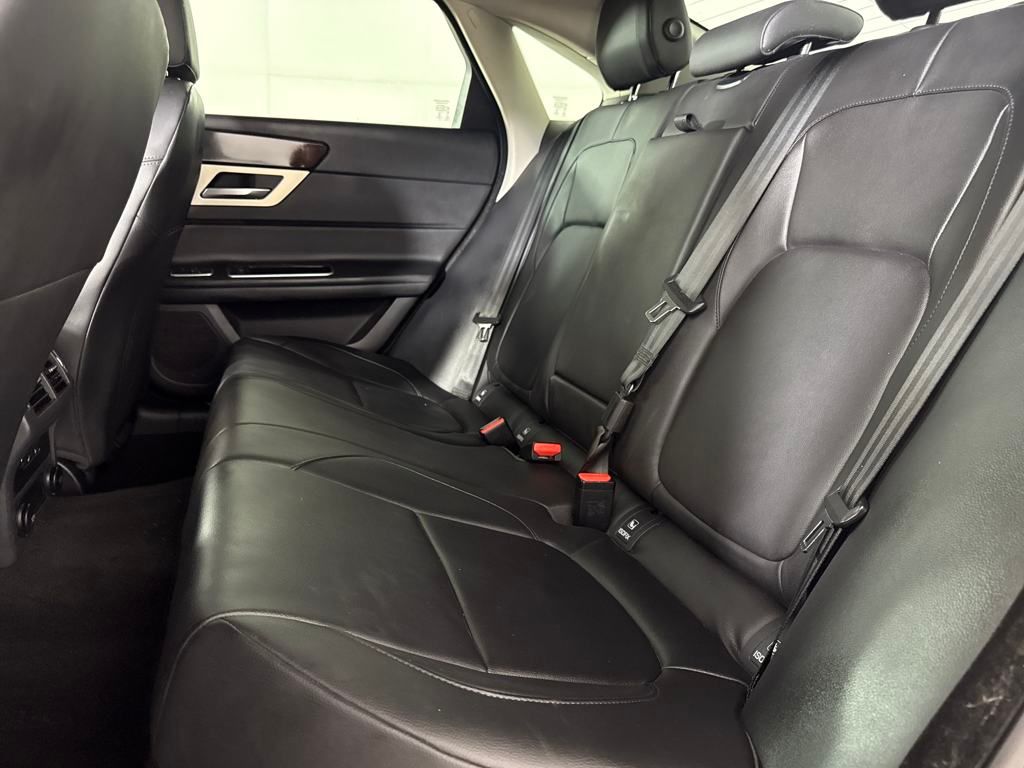 2017 Jaguar XF 35t Premium AWD photo 11