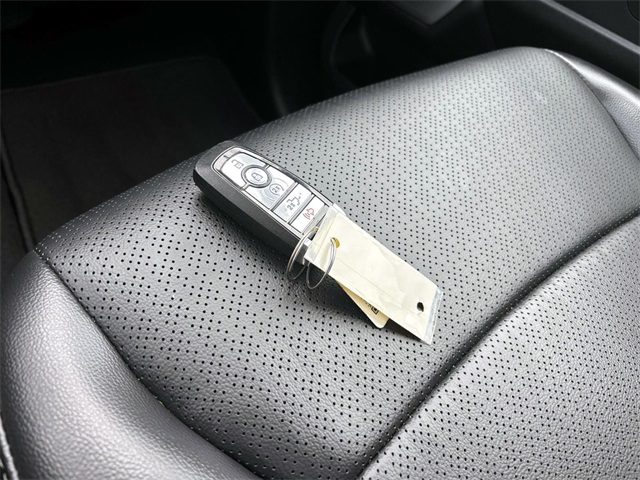 Used 2025 White Metallic Ford Lariat image 33
