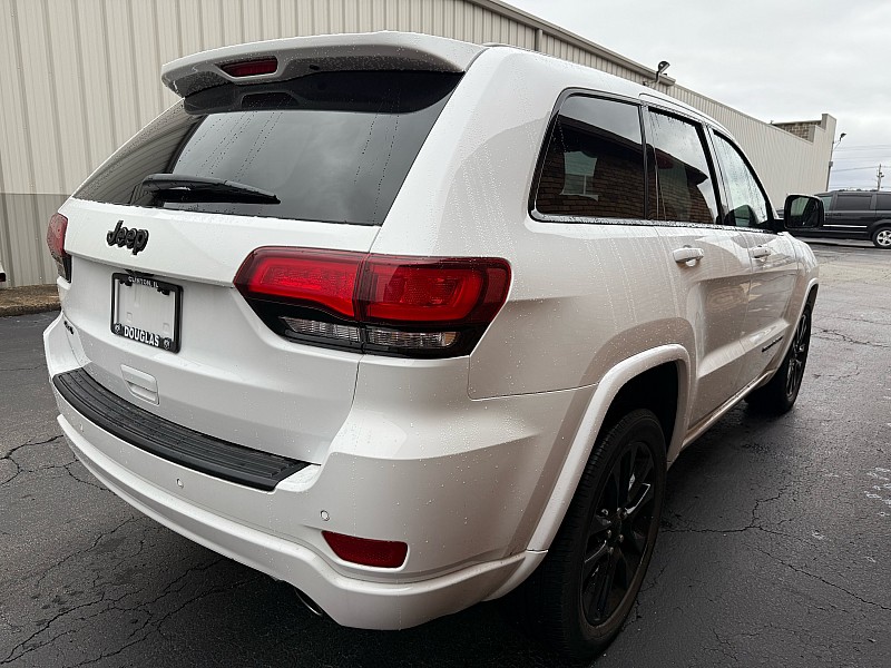 2019 Jeep Grand Cherokee Laredo Altitude photo 3