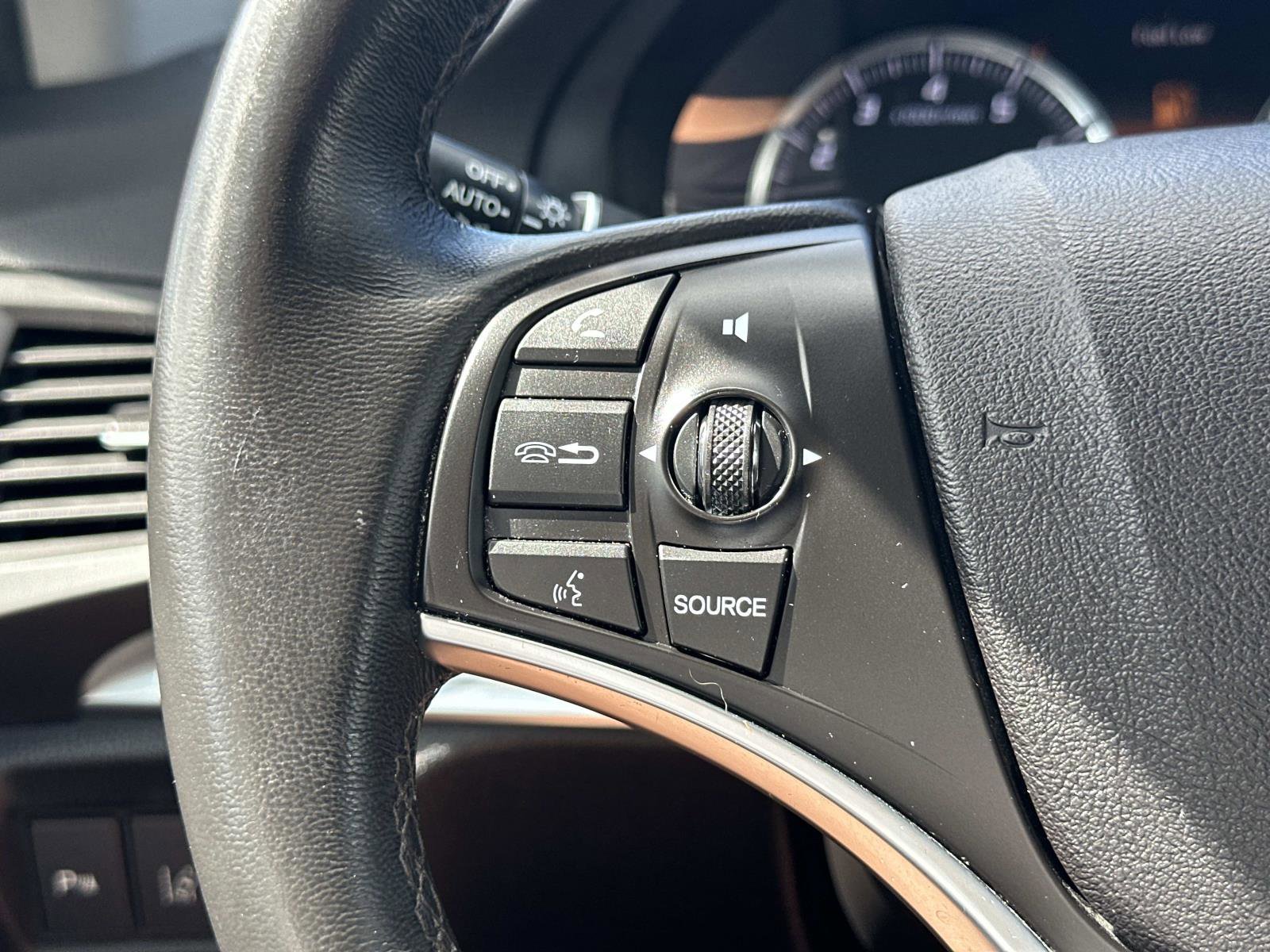2016 Acura MDX SH-AWD Advance photo 26