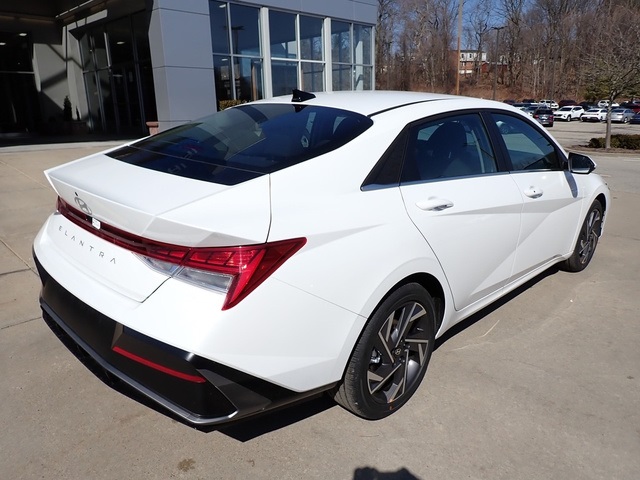 2025 Hyundai Elantra SEL Convenience photo 2