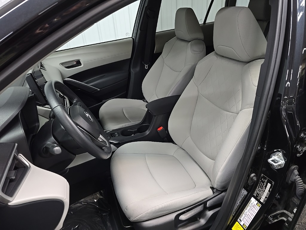 2022 Toyota Corolla Cross LE photo 28