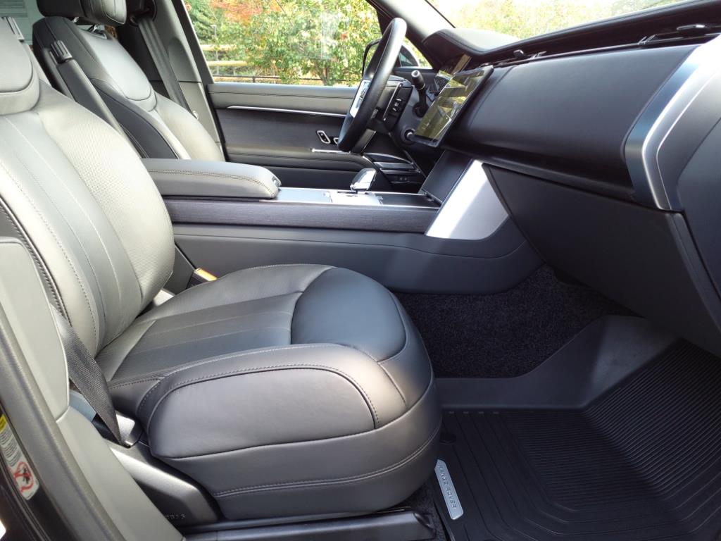 2025 Land Rover Range Rover SE photo 3