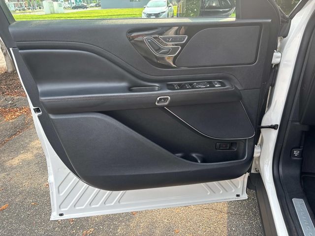 2022 Lincoln Aviator Standard photo 35