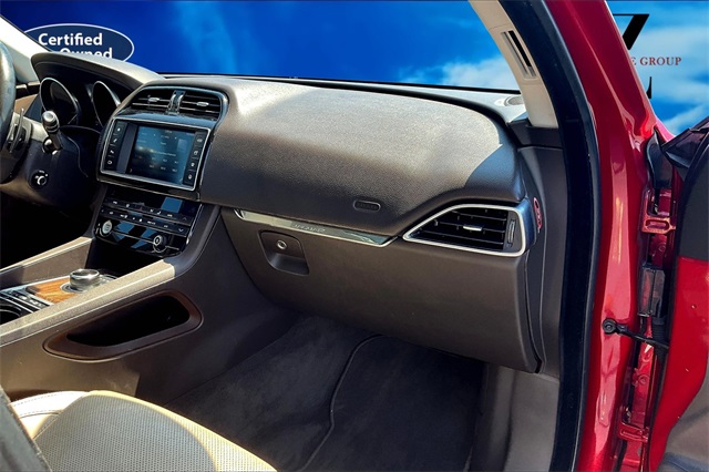 2017 Jaguar F-PACE Prestige photo 16