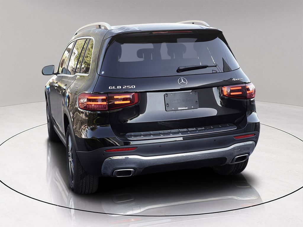 2026 Mercedes Benz GLB 250 4MATIC photo 4