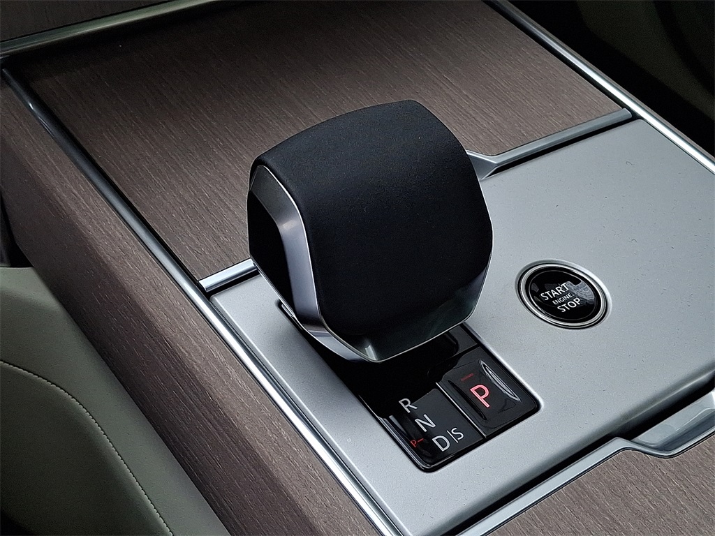2025 Land Rover Range Rover SE photo 11