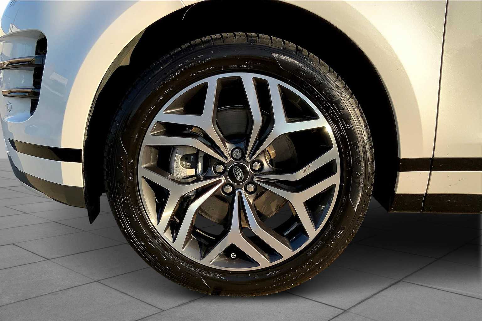 2023 Land Rover Range Rover Evoque R-Dynamic SE photo 8