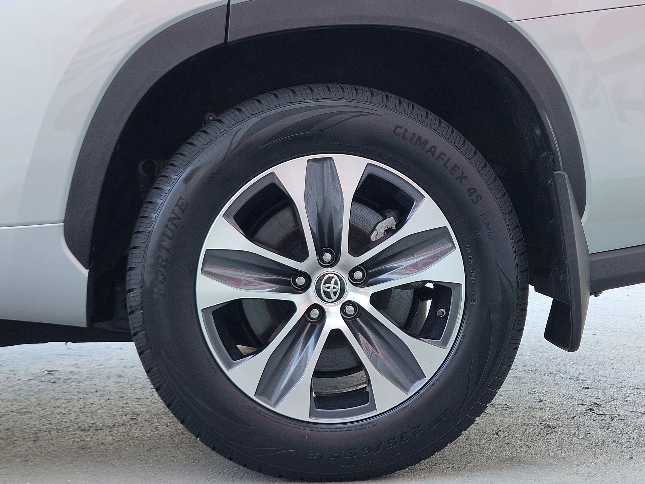 2024 Toyota Highlander XLE photo 27