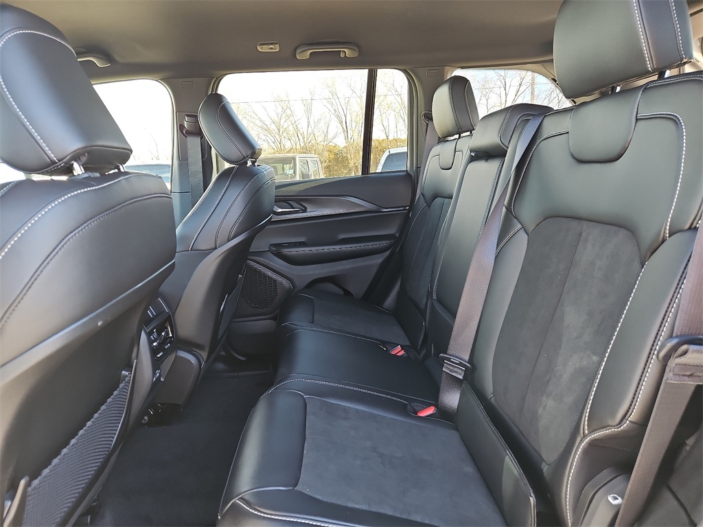 2025 Jeep Grand Cherokee Altitude photo 10
