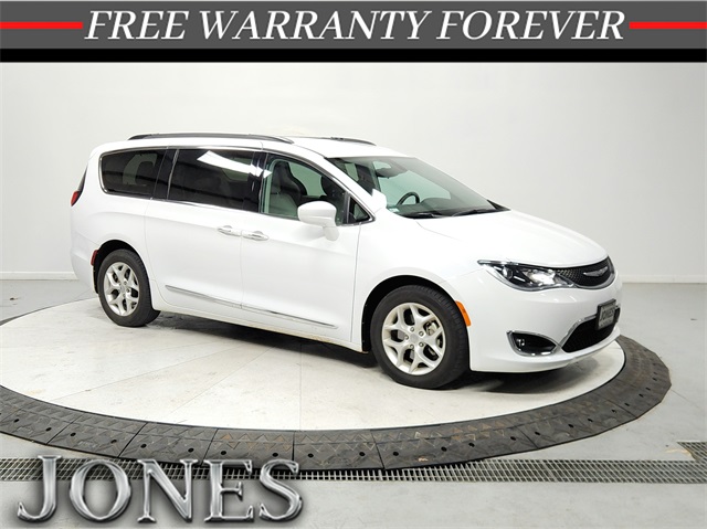 2017 Chrysler Pacifica Touring-L's photo