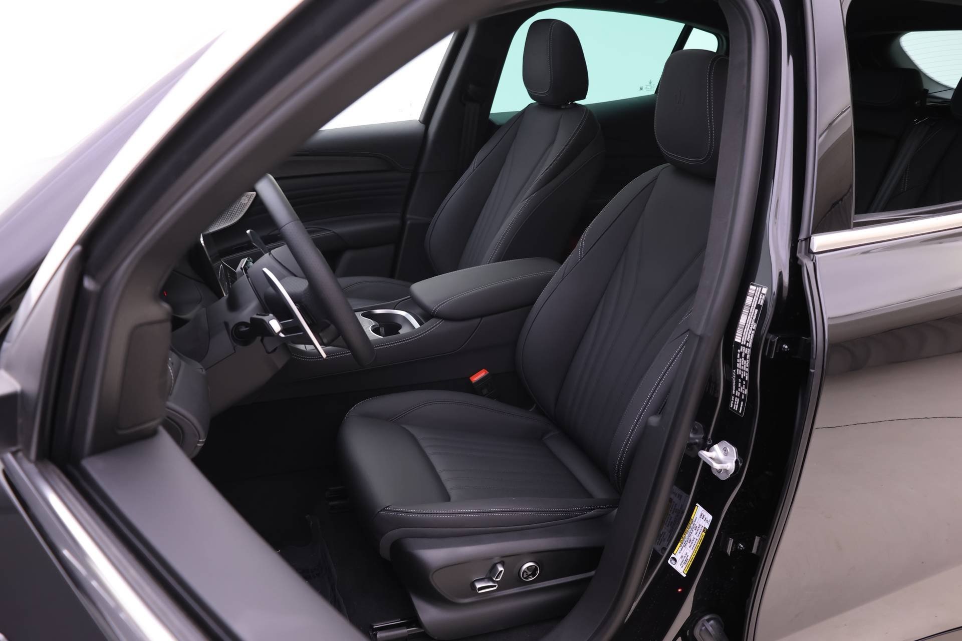 2025 Maserati Grecale photo 3