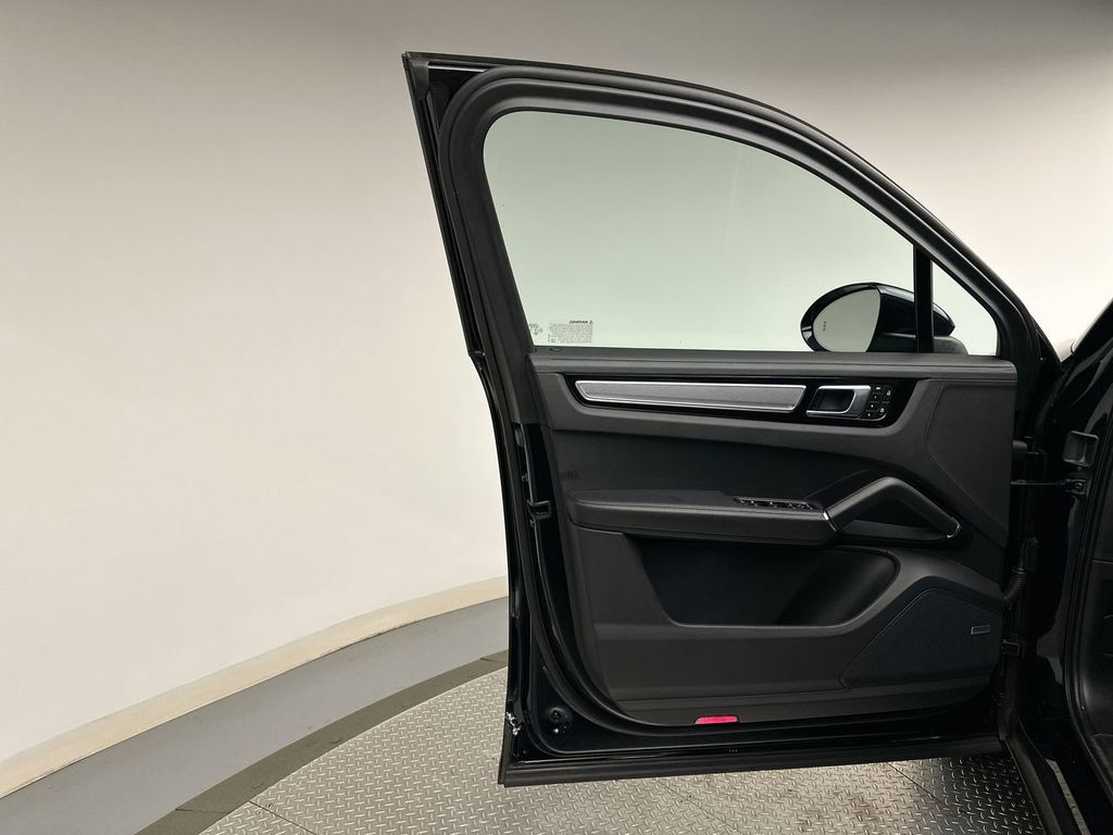 2023 Porsche Cayenne E-Hybrid Base photo 9