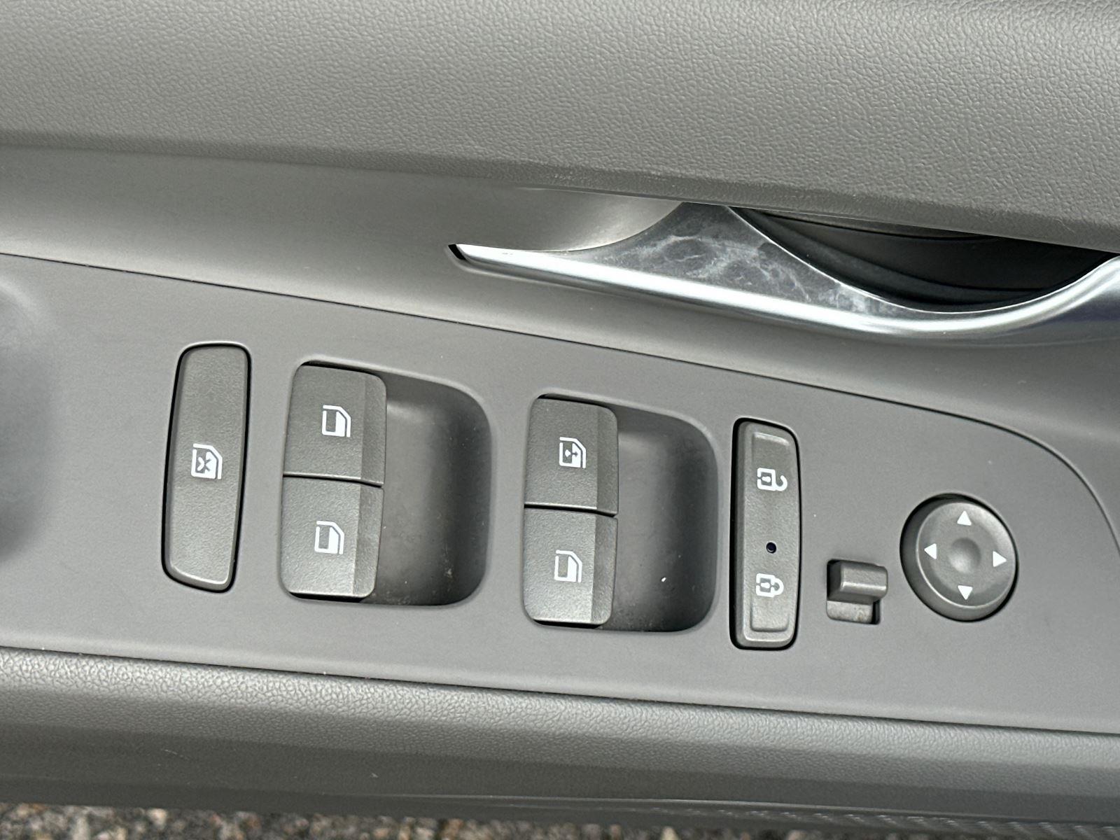 2023 Hyundai Elantra SEL photo 8