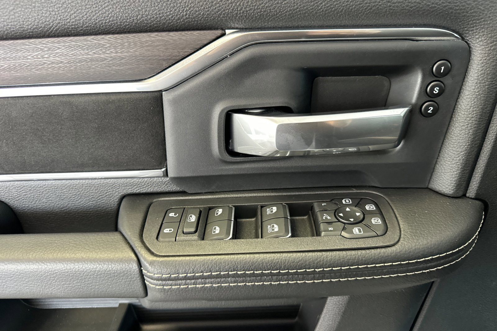 2025 Ram 2500 Laramie photo 8