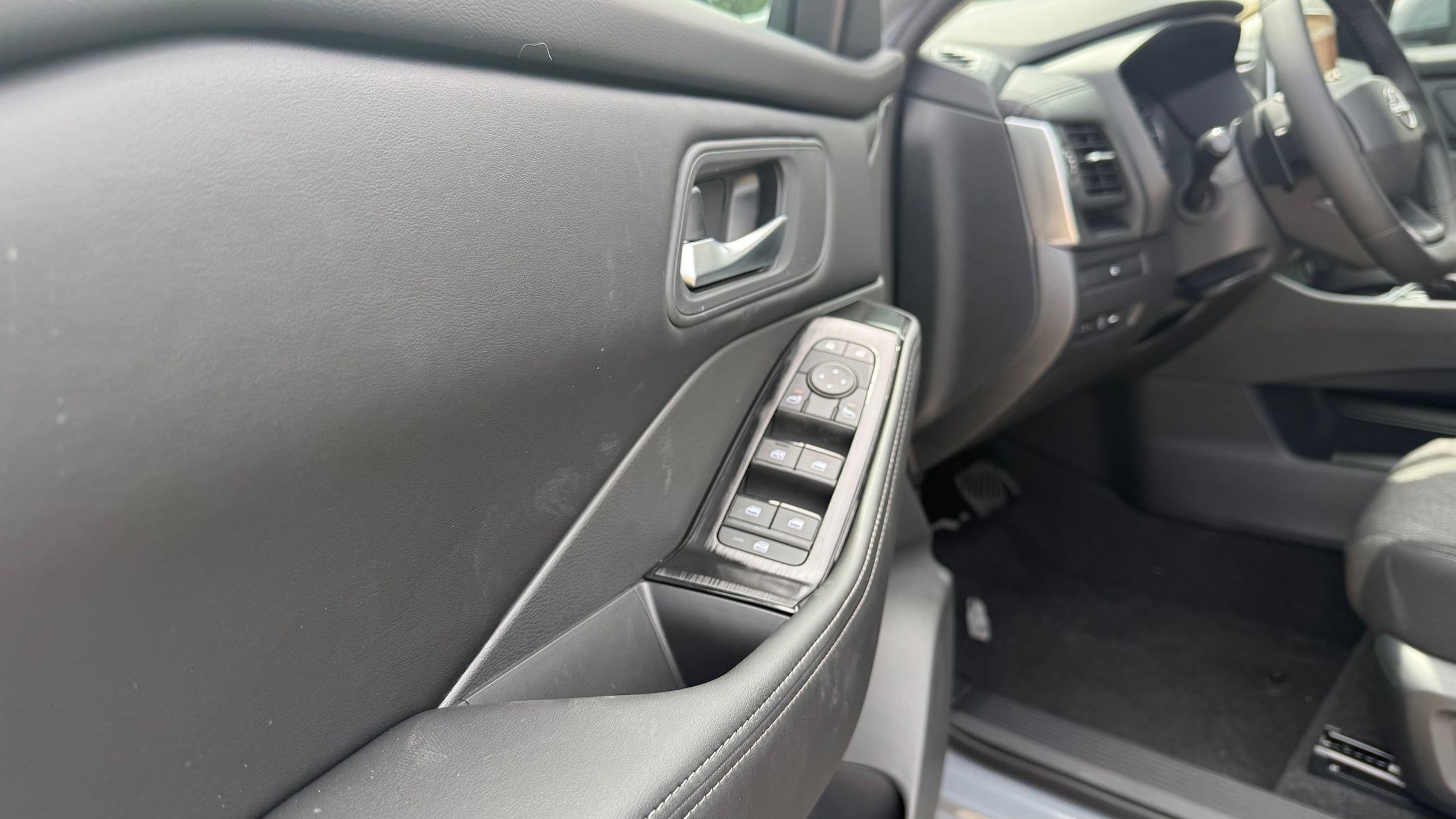 2026 Nissan Rogue SV photo 9