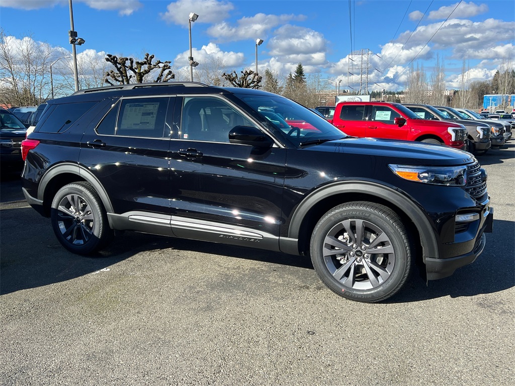 2024 Ford Explorer XLT photo 2