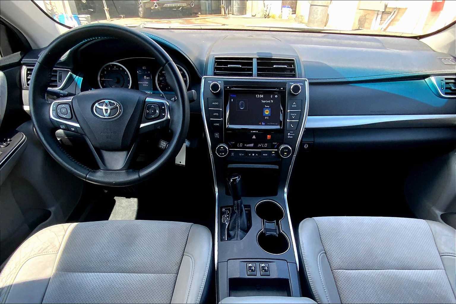 2017 Toyota Camry XSE photo 14