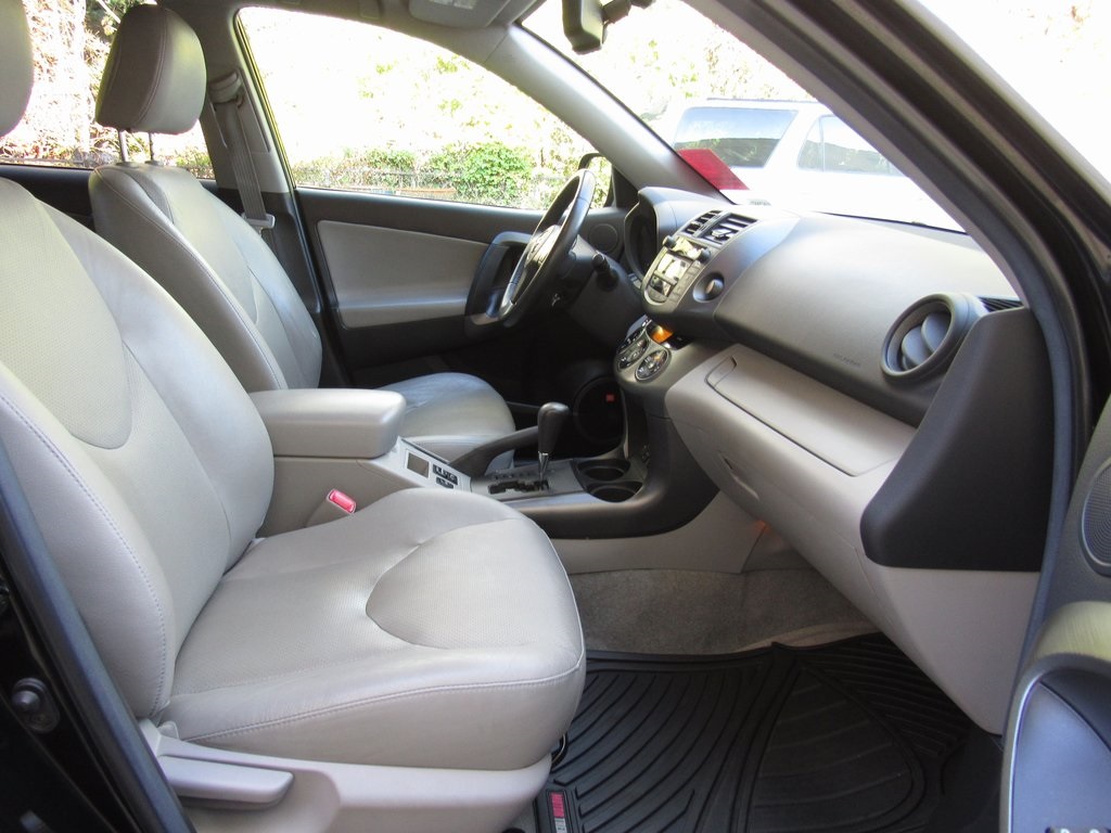 2011 Toyota RAV4 LE photo 19