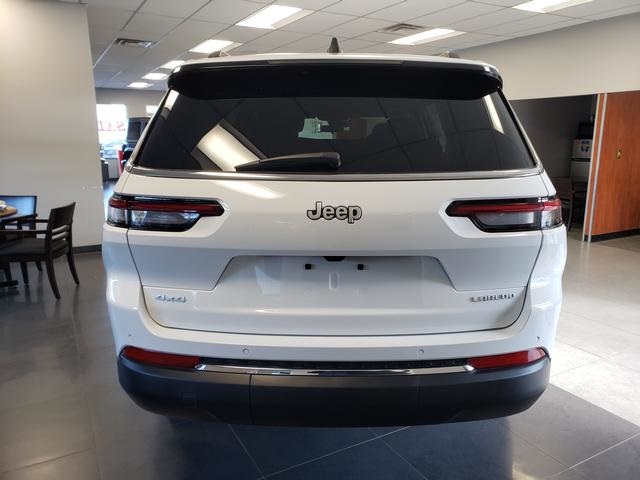 2025 Jeep Grand Cherokee Laredo photo 4