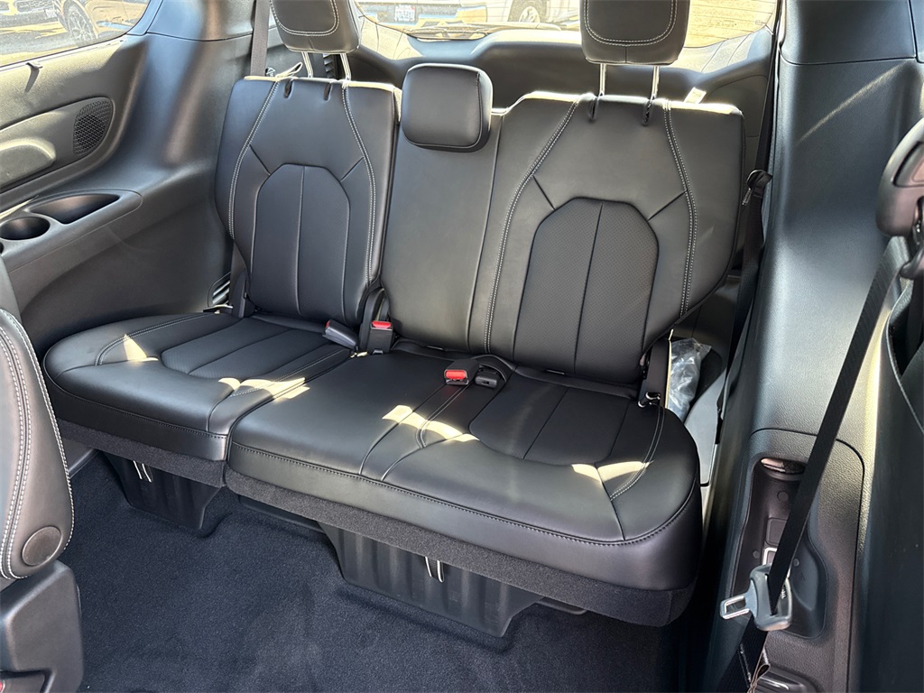 2025 Chrysler Pacifica photo 20