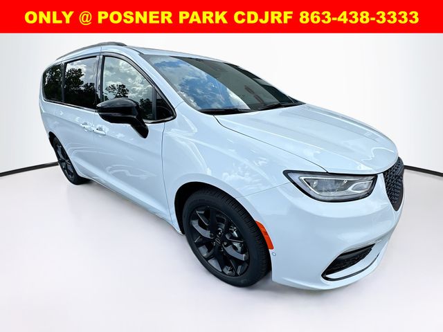 2026 Chrysler Pacifica Limited photo 3