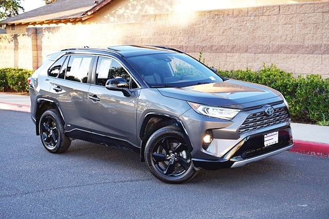 Used 2020  Toyota XSE image 2