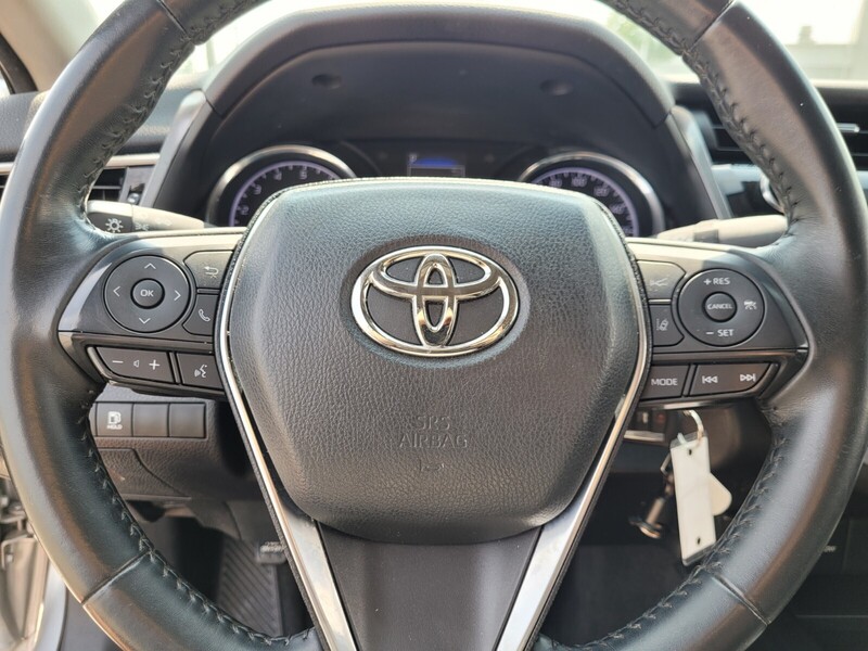 2020 Toyota Camry SE photo 16