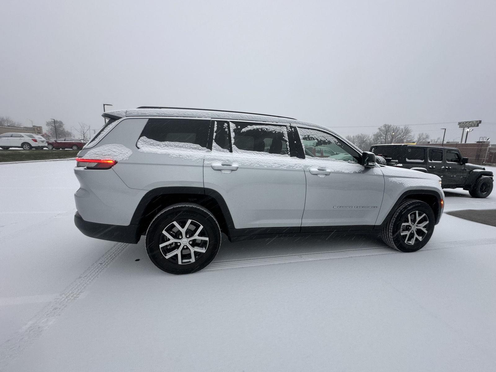 2023 Jeep Grand Cherokee Limited photo 3