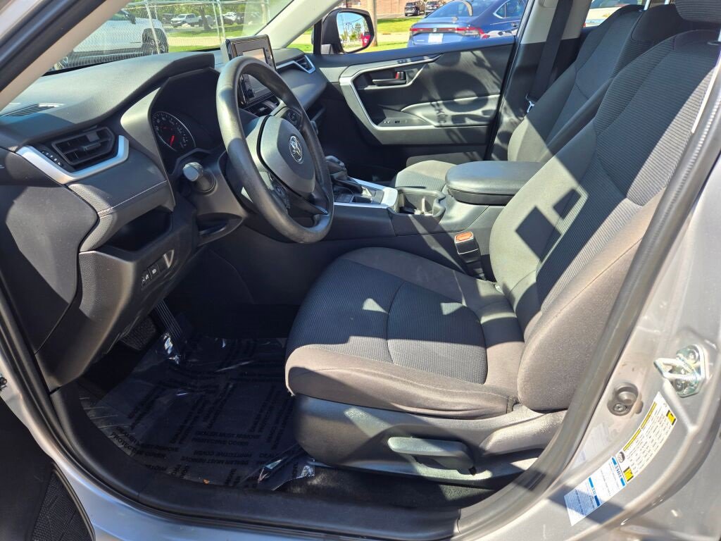 2022 Toyota RAV4 LE photo 13