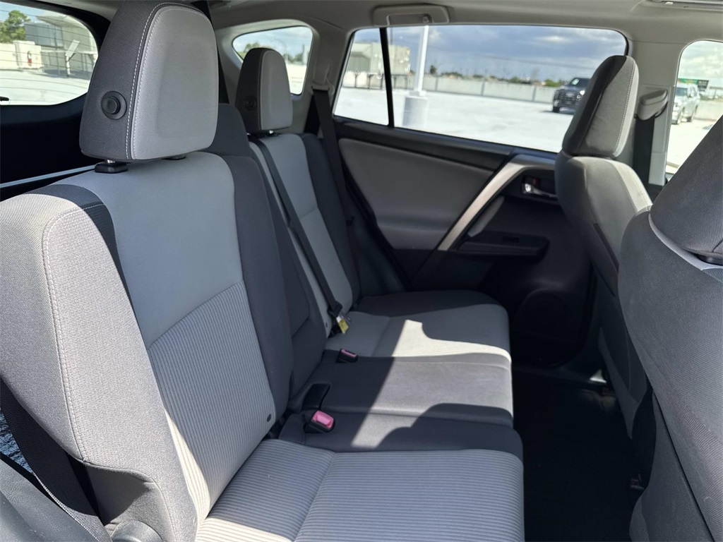 2015 Toyota RAV4 XLE photo 7
