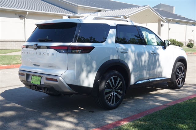 2025 Nissan Pathfinder Platinum photo 4