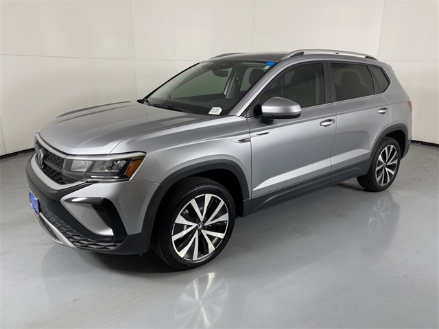 2024 Volkswagen Taos SE photo 3