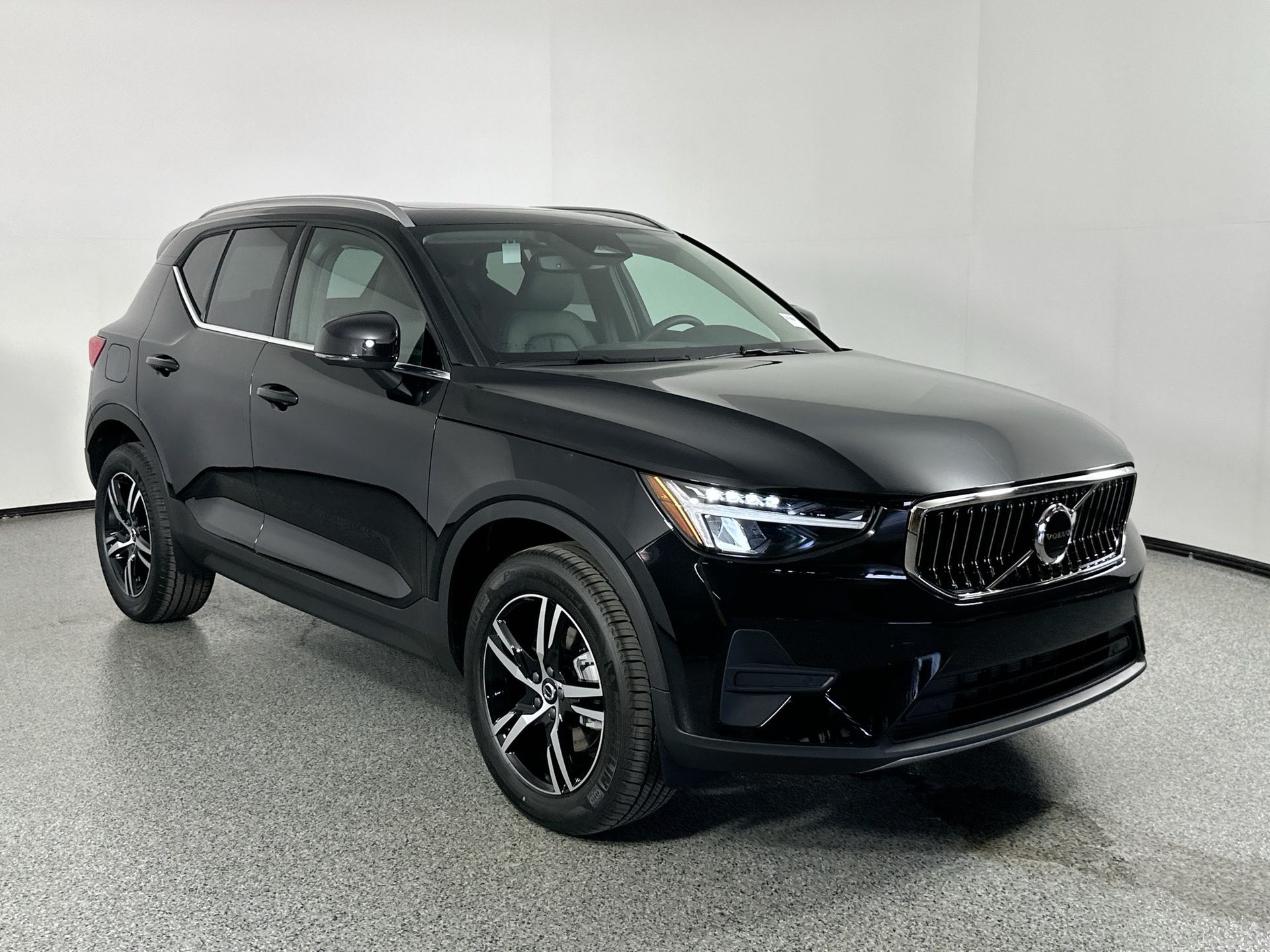 2025 Volvo XC40 AWD Core photo 3