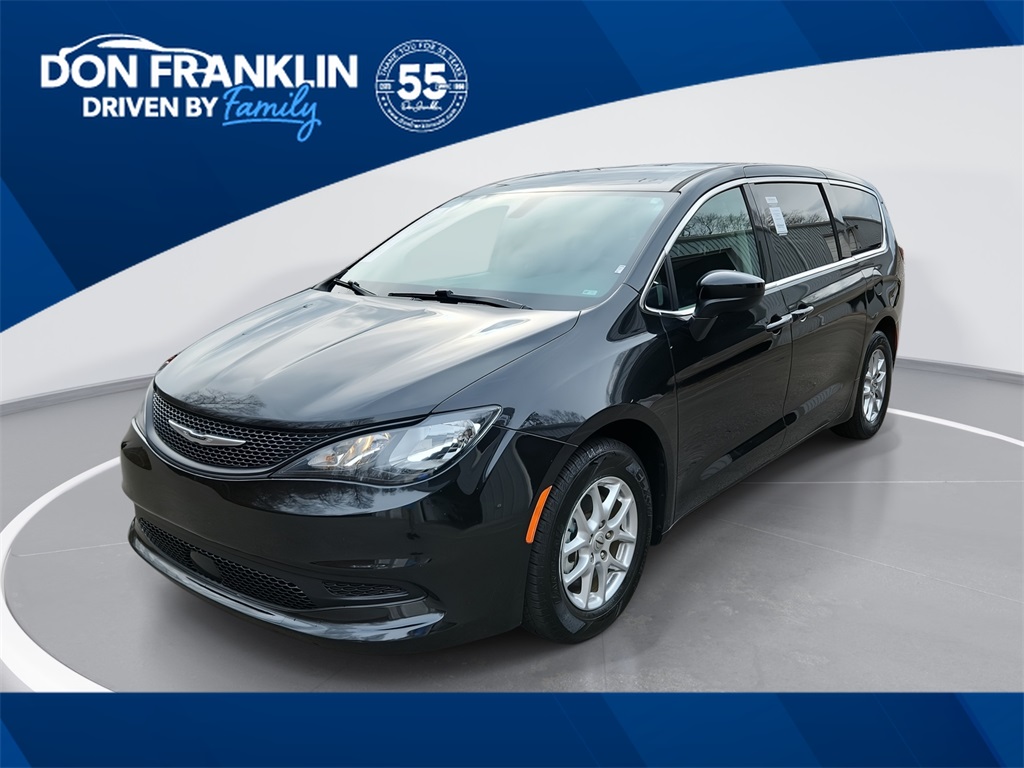 Pre-Owned 2022 Chrysler Voyager LX's photo