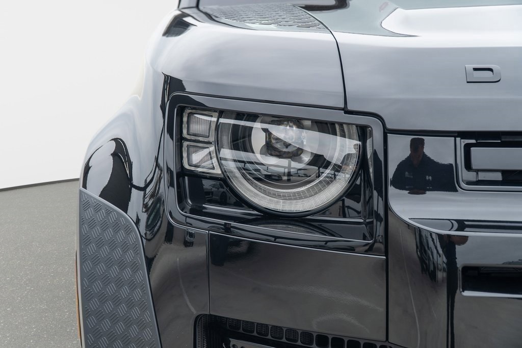 2025 Land Rover Defender 130 X-Dynamic SE photo 3
